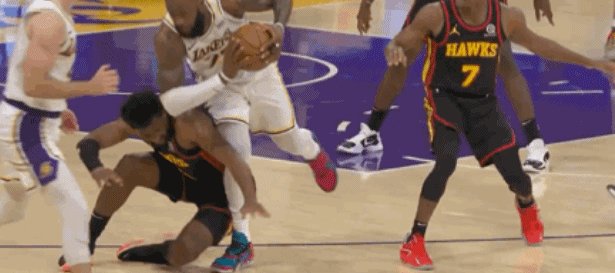 9体育-卫冕冠军迎噩耗！詹姆斯脚踝高位扭伤将无限期休战